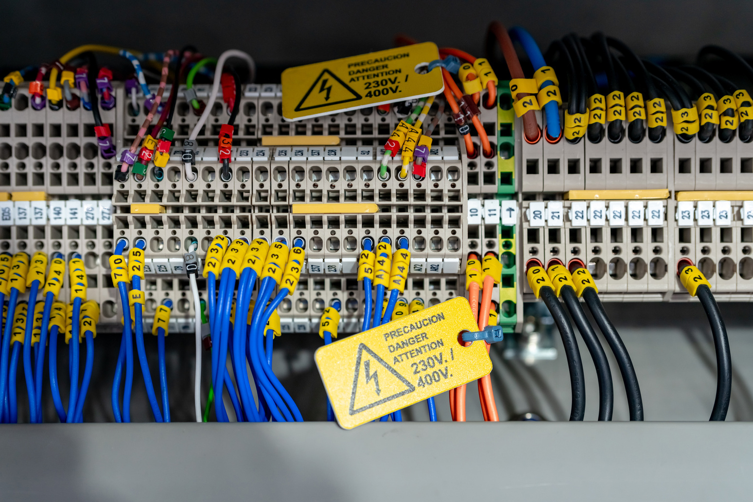 Tablero eléctrico industrial con cableado identificado
